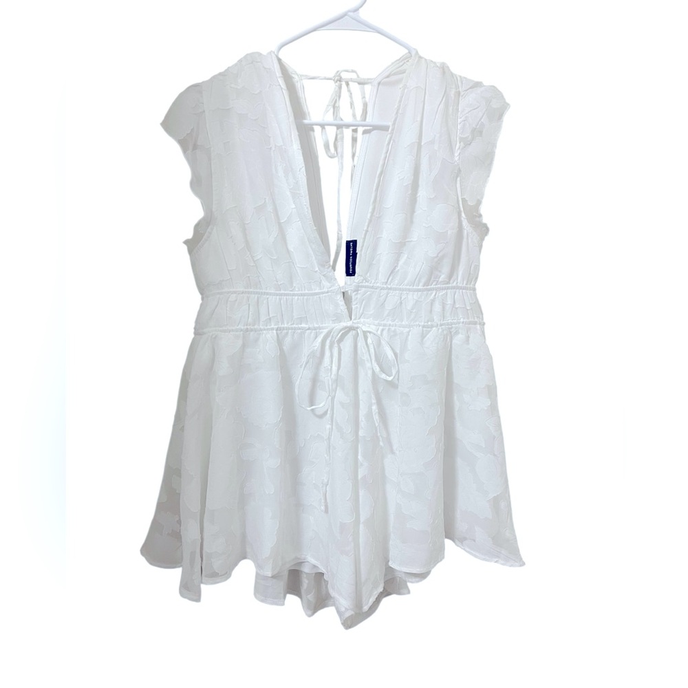 💙FOURTEEN TWELVE SIZE LARGE. White Sleeveless Tie-Back Romper.